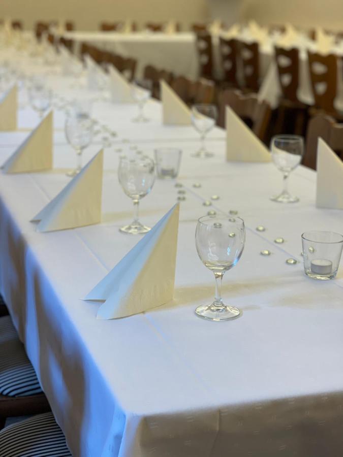 Hotel Restaurant Goldenes Ross Gollheim Esterno foto