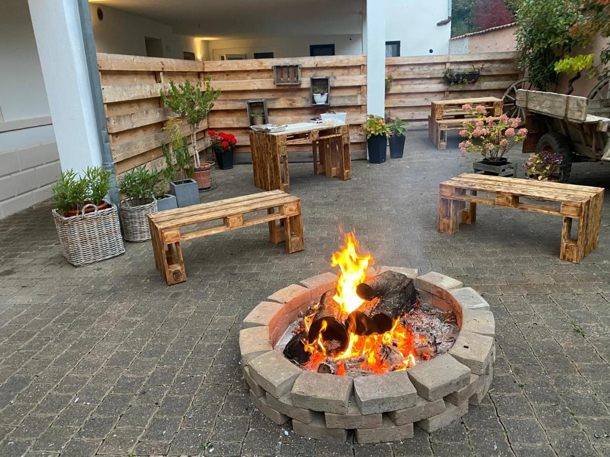 Hotel Restaurant Goldenes Ross Gollheim Esterno foto